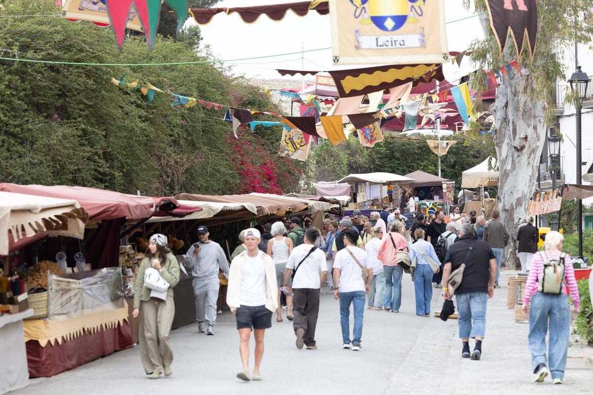 La lluvia ensombrece el primer día de la Feria Ibiza Medieval