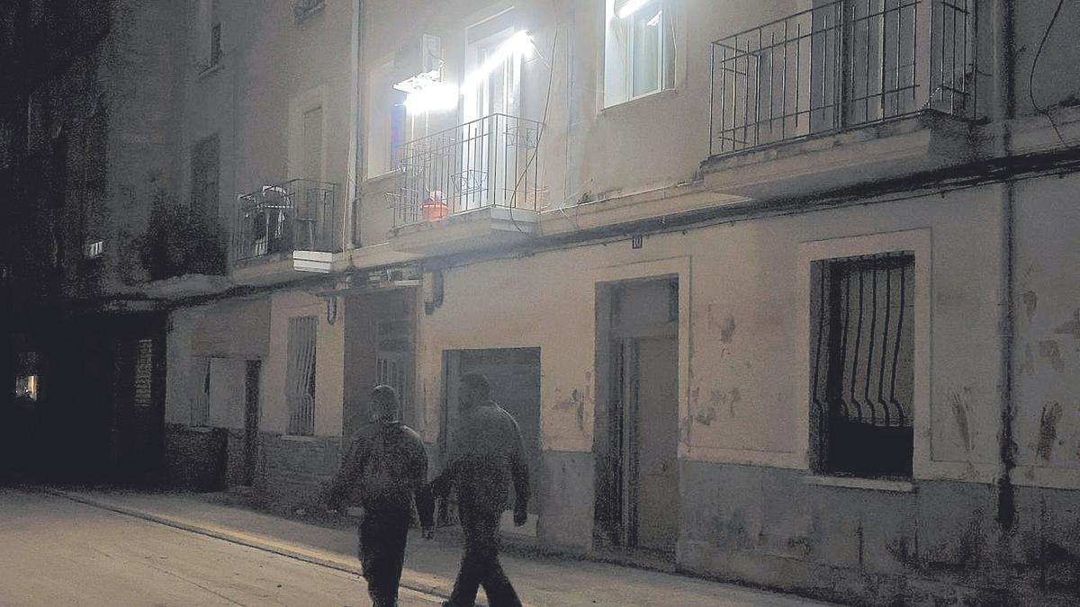 Las luces de una vivienda iluminan una calle de Paiporta sin luz
