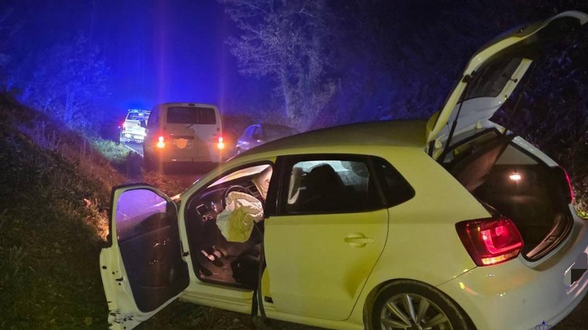 Vehículo accidentado na estrada entre Lens e Oca.
