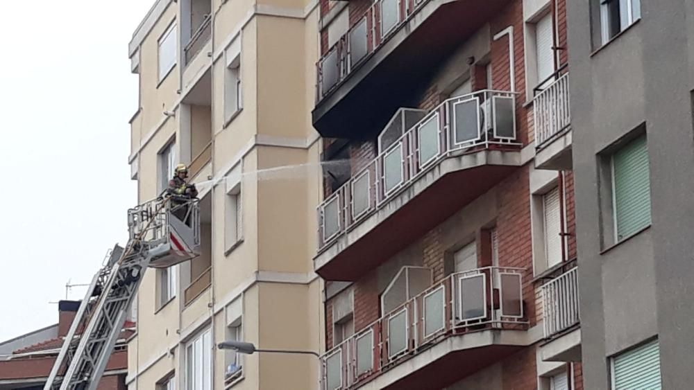 Un incendi afecta un bloc de pisos a la carretera