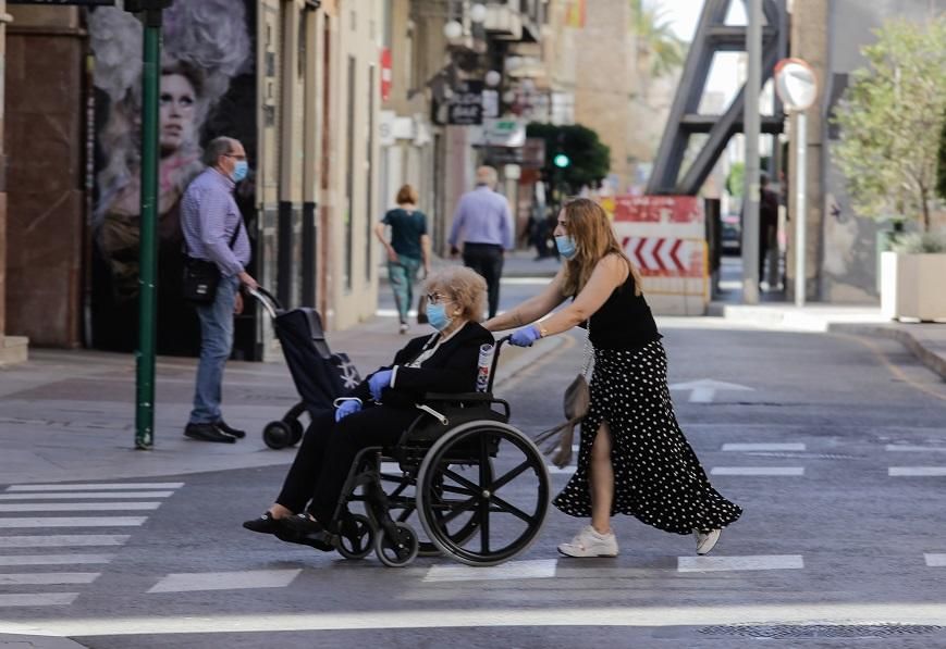 Los mayores de 70 salen a pasear en Elche