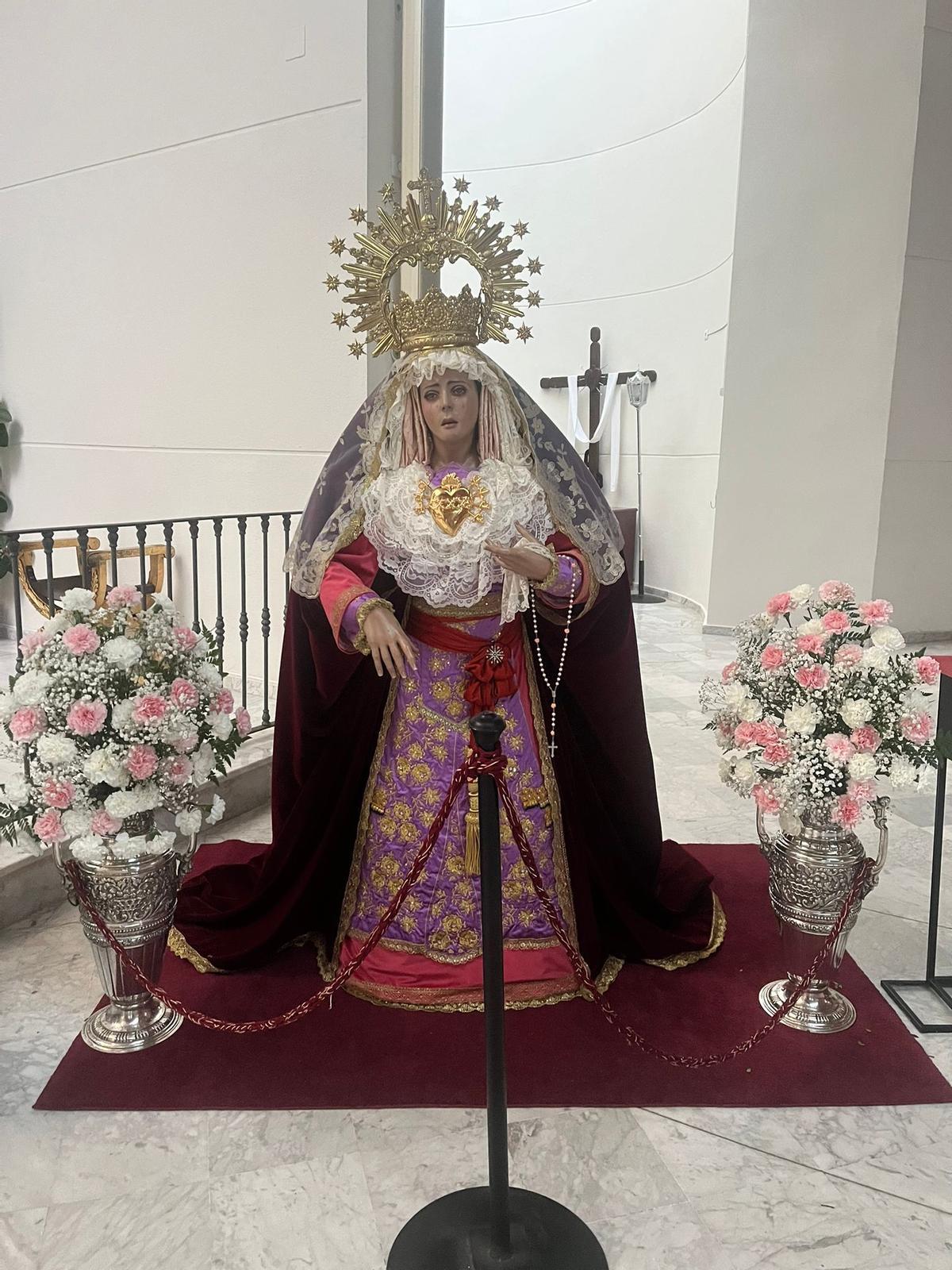 La Virgen Dulce Nombre de María de Badajoz preparada en la iglesia de Cerro de Reyes para su besamano.