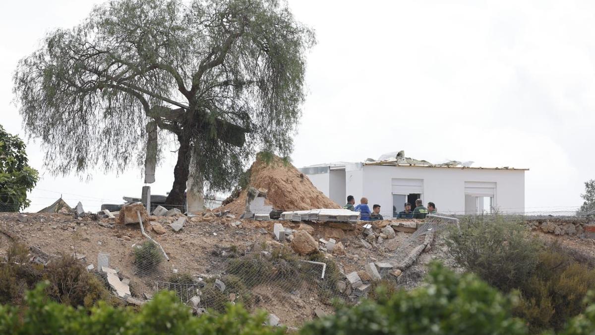 La Guardia Civil inspecciona el lugar de la explosión en la pirotecnia Mediterráneo de Vilamarxant.