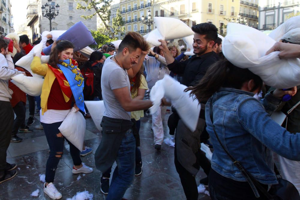 Guerra de almohadas en Valencia