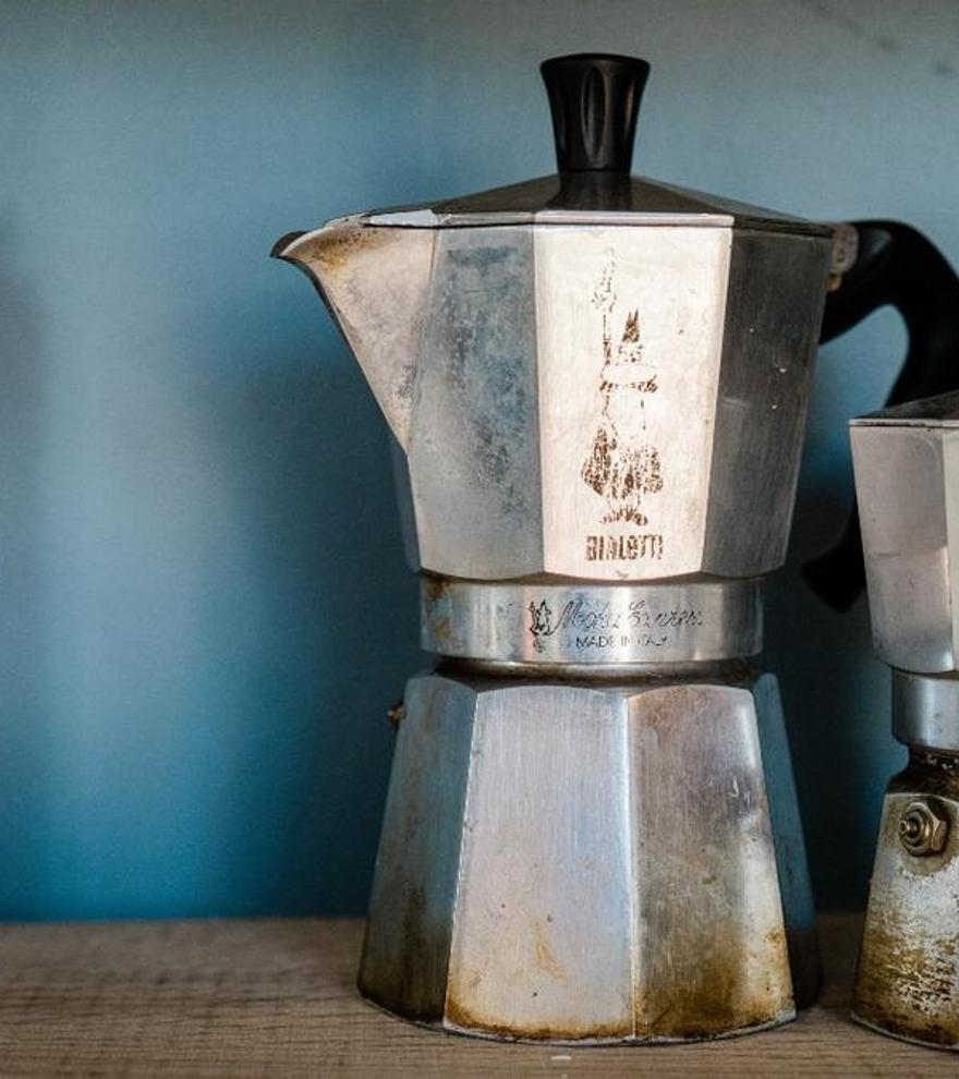 El motiu pel qual la gent està ficant paper higiènic a la cafetera: «El cafè surt molt més bo»