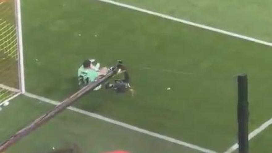 Ederson golpea una cámara en pleno partido... por acercarse demasiado