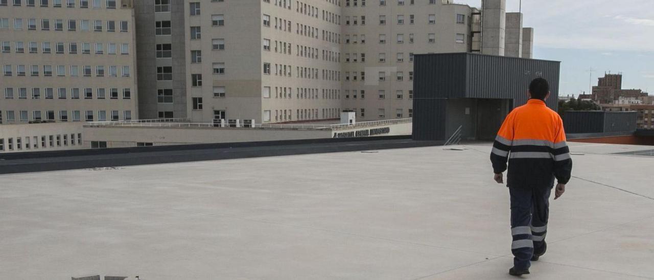 Un operario camina por el helipuerto del Hospital General de Alicante. | PILAR CORTÉS