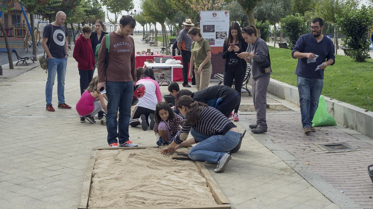 Actividad arqueológica infantil organizada en Benavente con motivo del aniversario de la Red de Cooperación de Ciudades de la Vía de la Plata.