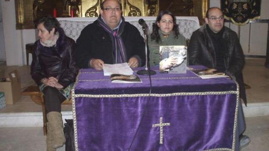 Un momento de la presentación de la revista «Toro cofrade».