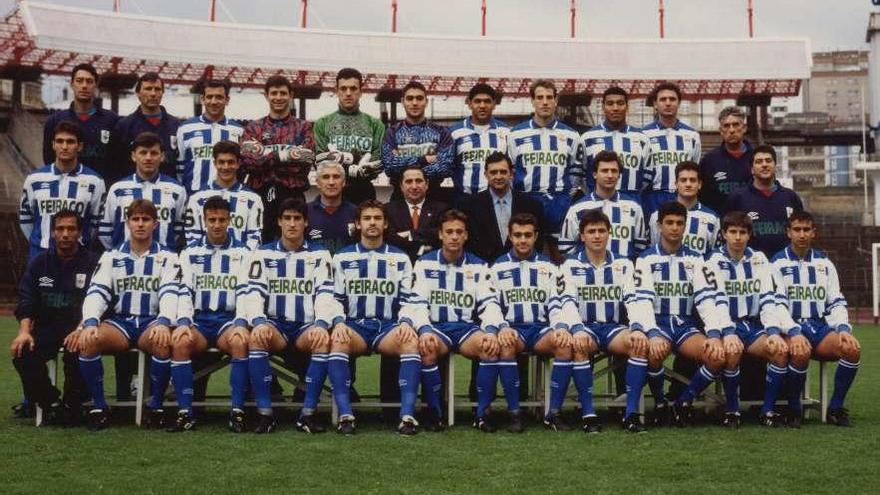 Foto oficial del Deportivo 93-94, que fue el grupo que debutó con el Deportivo en Europa hace 25 años.