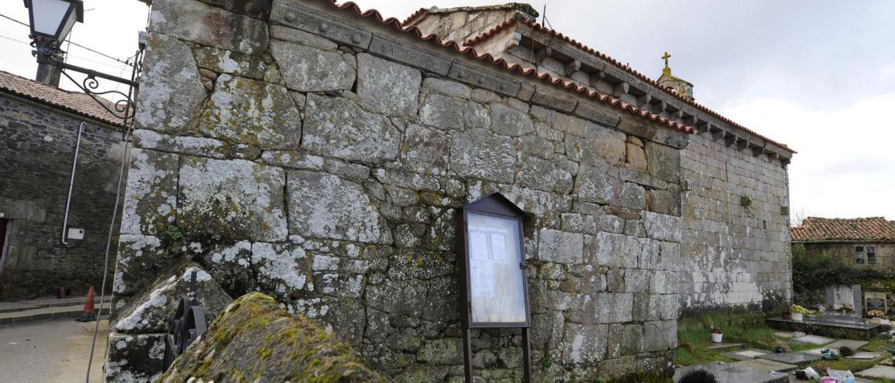 Lateral del templo y parte del cementerio. |   // BERNABÉ/JAVIER LALÍN