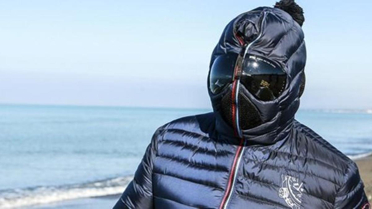 Grillo pasea con una máscara por la playa de Marina di Bibbona, en el centro de Italia, este domingo.
