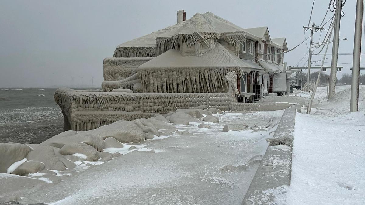 Un restaurante cubierto de hielo en el lago Erie en la zona de Buffalo, en el estado de Nueva York (EEUU)