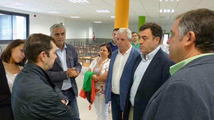 Visita, ayer el del conselleiro, el alcalde y otras autoridades al nuevo colegio de Nós.