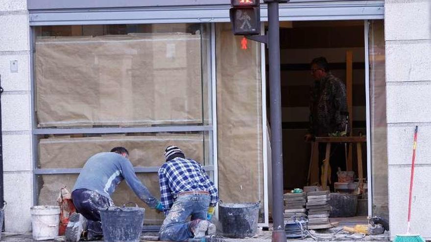 Dos trabajadores de la construcción.