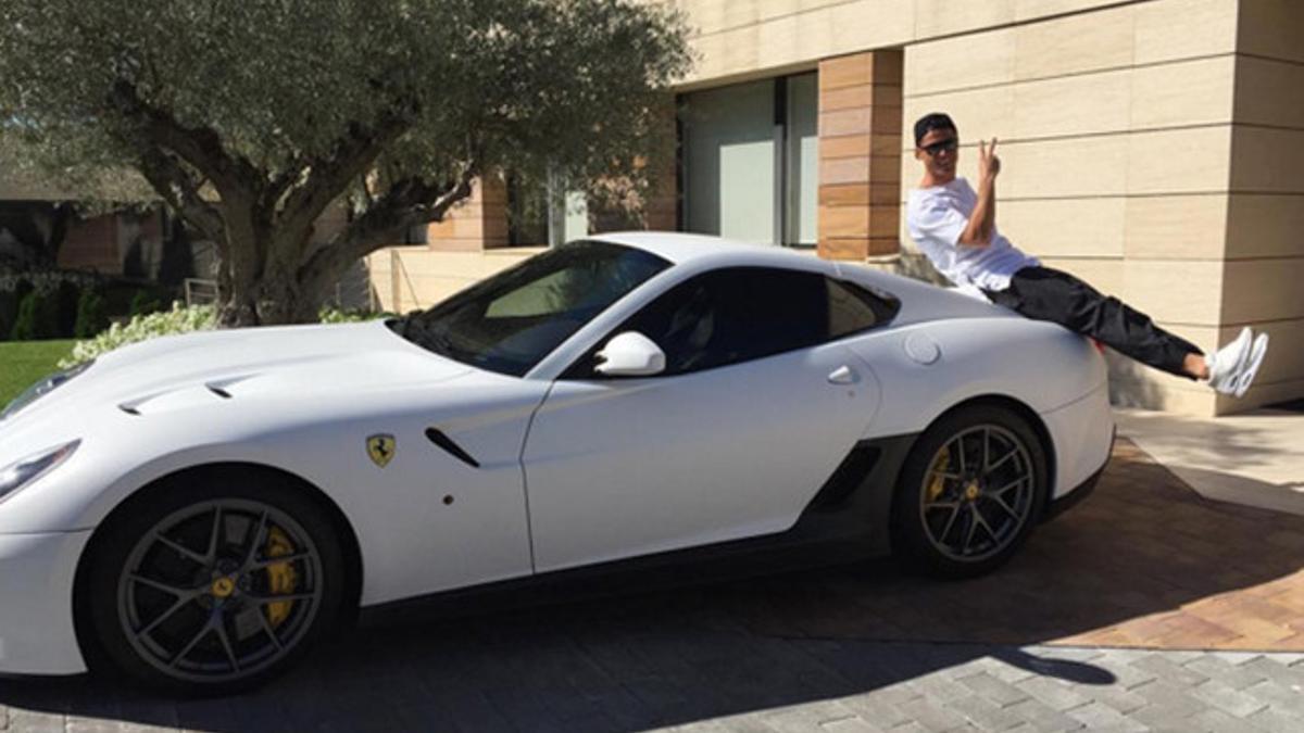 Cristiano Ronaldo con su Ferrari