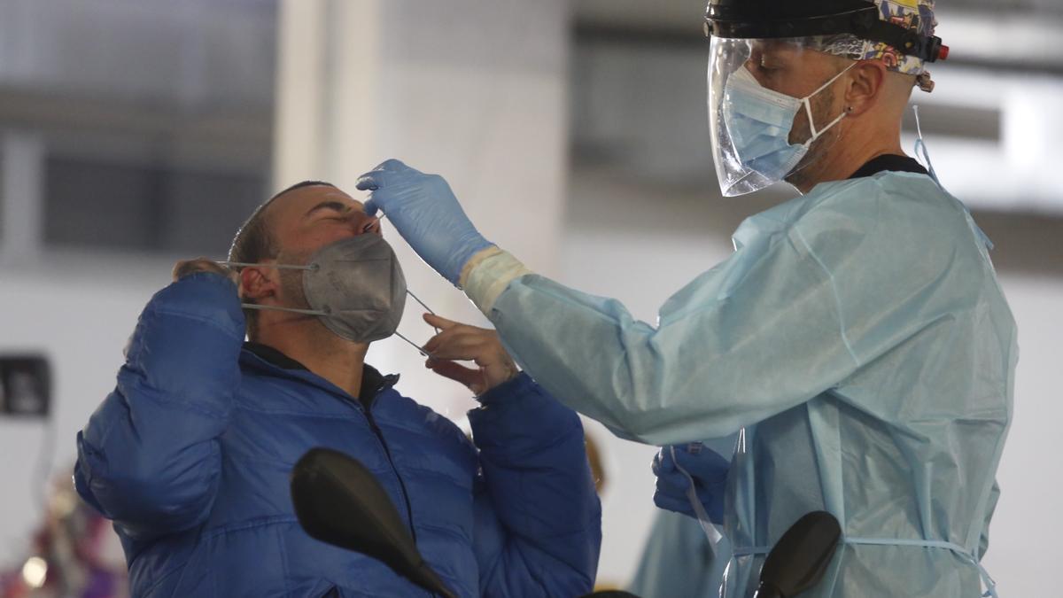 Realización de una prueba PCR en el Autocovid del centro Carlos Castilla del Pino.