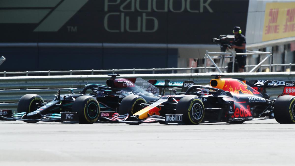 Hamilton y Verstappen, rueda a rueda en las primeras curvas de la carrera en Silverstone.