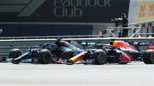 Hamilton y Verstappen, rueda a rueda en las primeras curvas de la carrera en Silverstone.