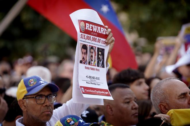 Acto Con Venezuela para defender y respaldar a Edmundo González, frente al Congreso de los Diputados.