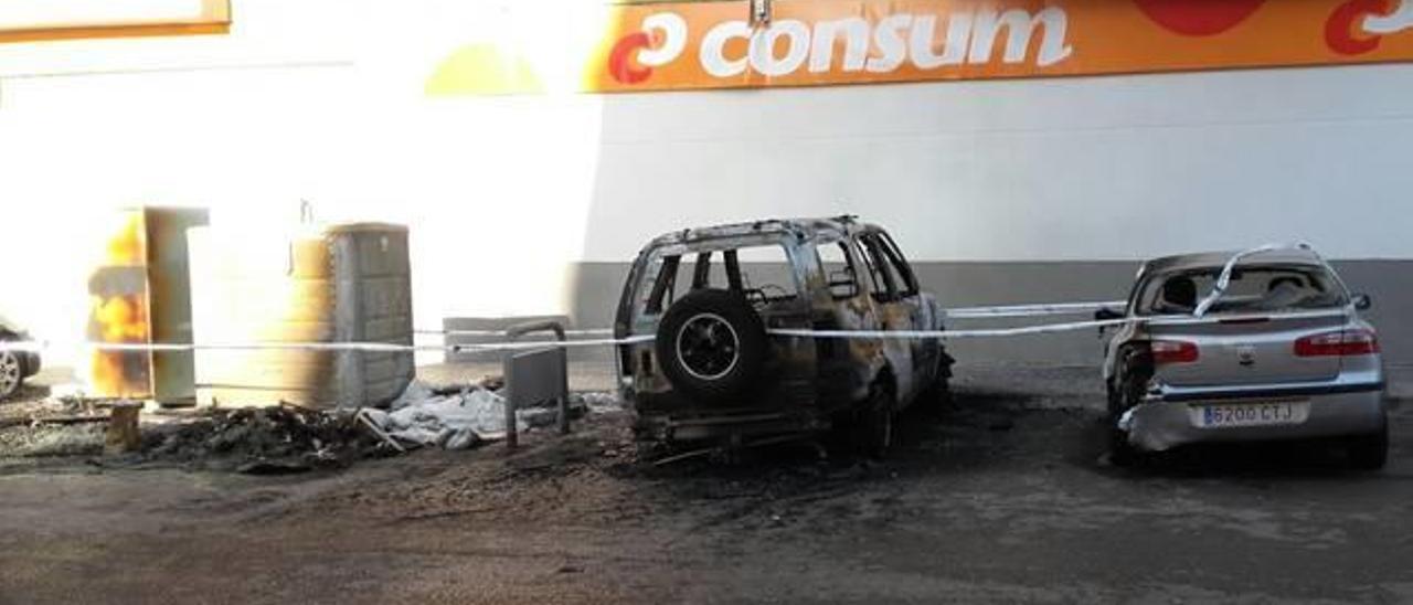 El incendio de un colchón  hace arder dos coches y  tres contenedores en el Port