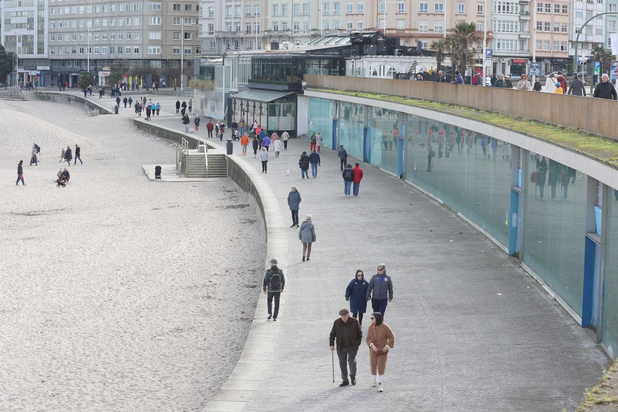 2025 arranca en A Coruña con los primeros baños en la playa de Riazor