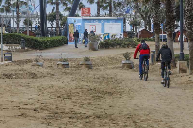 Temporal de lluvia: las mejores imágenes del paseo marítimo de València cubierto de arena