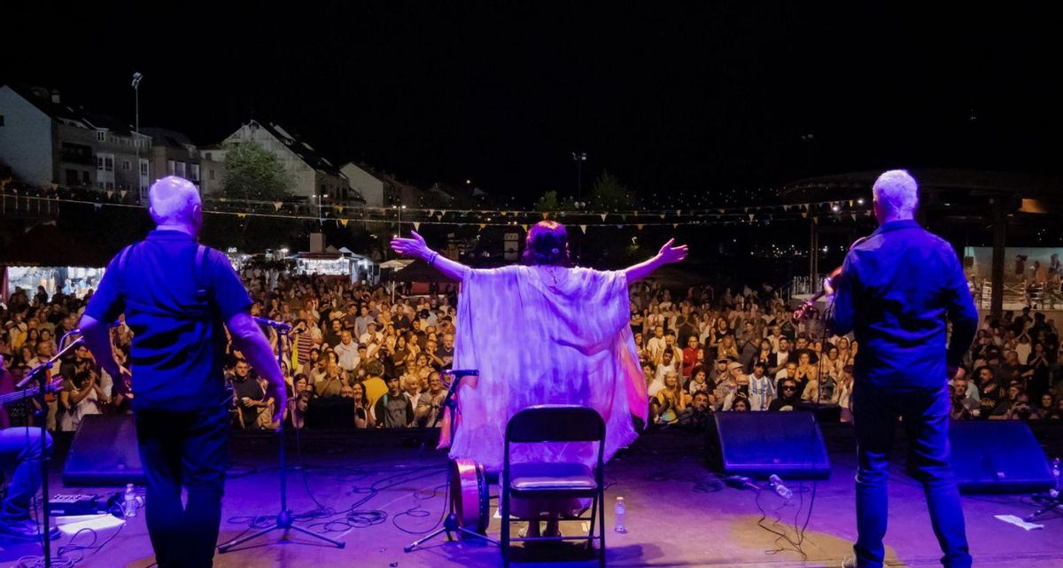 Los irlandeses Dervish cerraron con éxito la noche del viernes para el sábado. | Diego Seixo