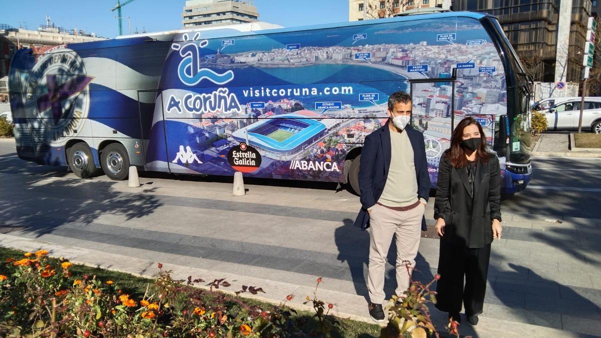 Fran, junto a Inés Rey, hoy antes de subir al bus del Dépor que traslada a la delegación coruñesa en Fitur 2022 en Madrid.