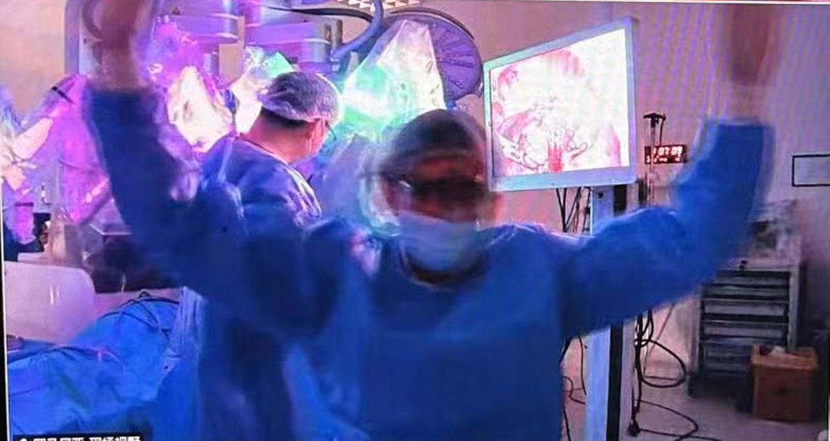 El quirófano en Bucarest, en la pantalla del médico.
