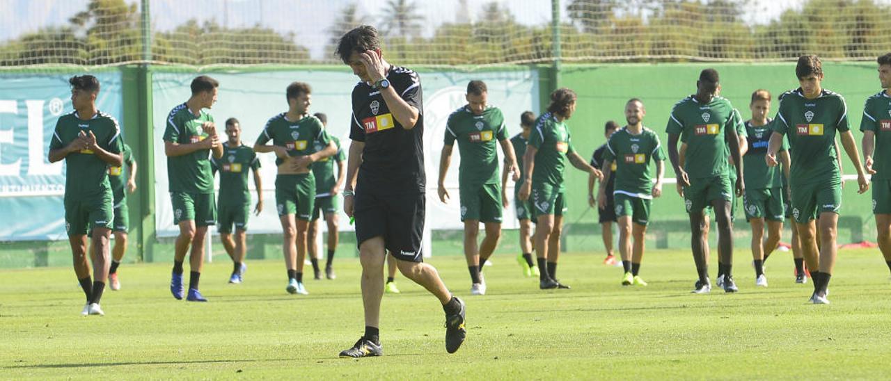 Pacheta, pensativo, con su plantilla detrás, durante un entrenamiento.