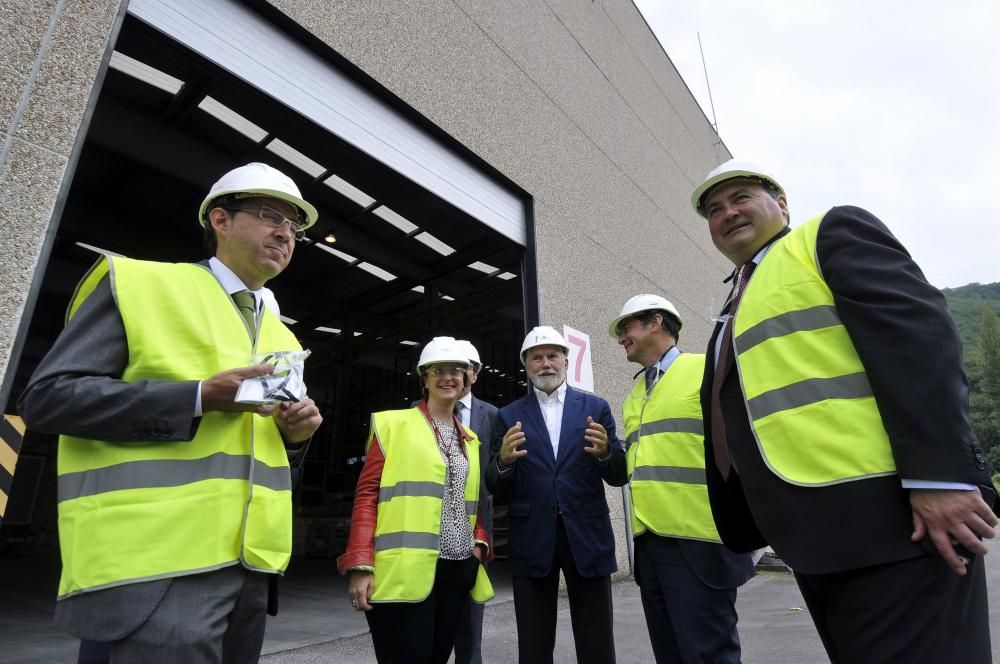 Víctor Audera y Sandra Velarde visitan la factoría de Asla en Villallana