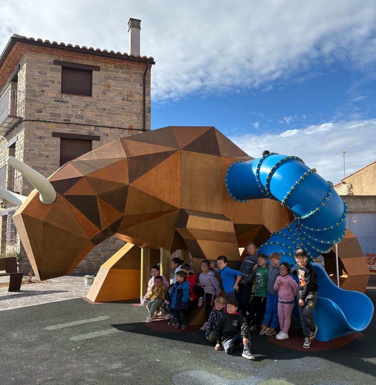 Los niños del colegio han tomado este martes la plaza para inaugurar esta nueva zona de juegos.