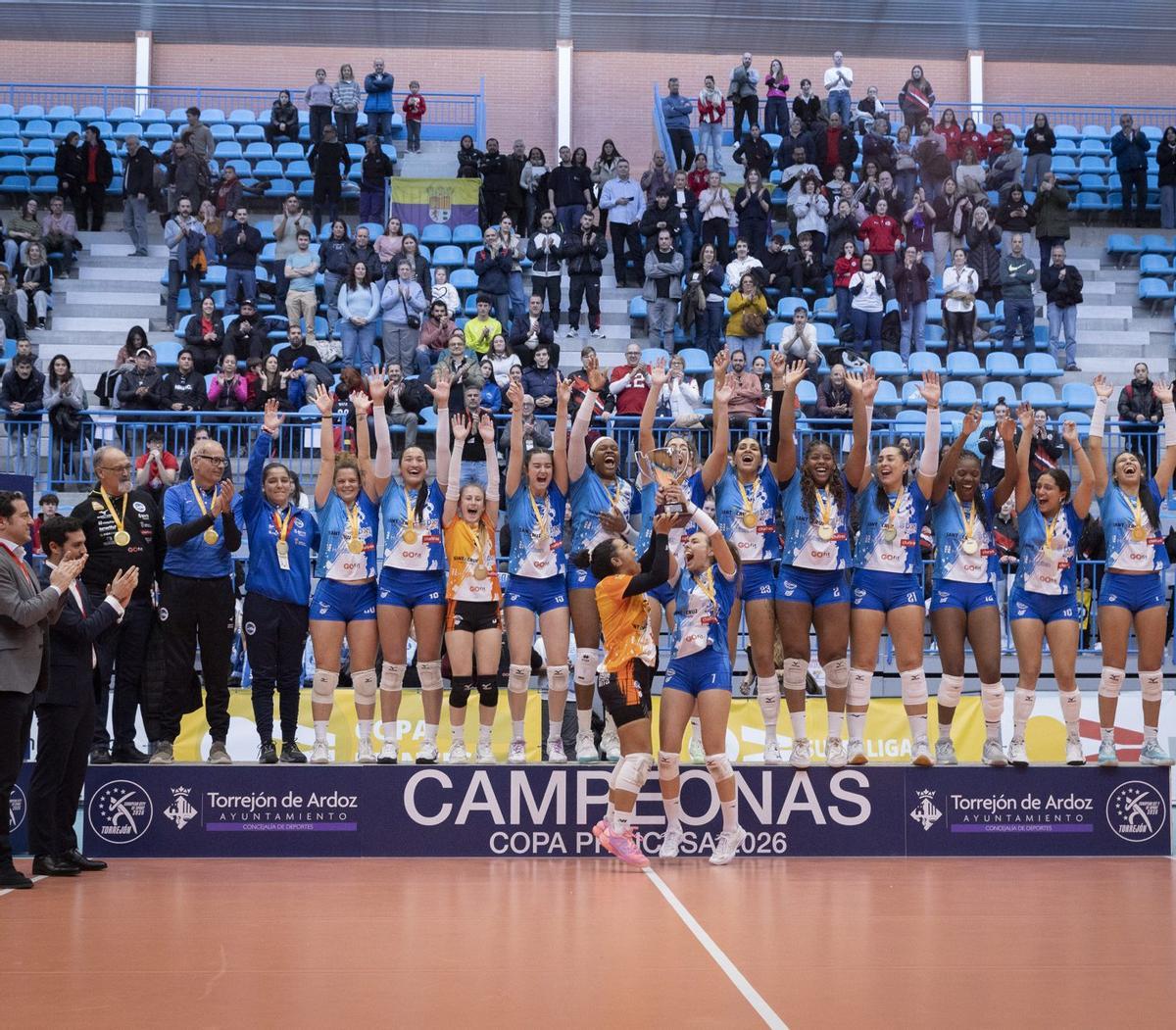 Las jugadoras del Santa Cruz Cuesta Piedra levantan el título de campeonas.