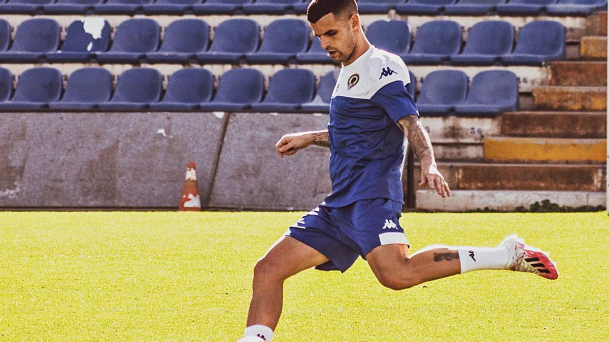 El lateral Álex Martínez  en el entrenamiento de ayer en el Rico Pérez.