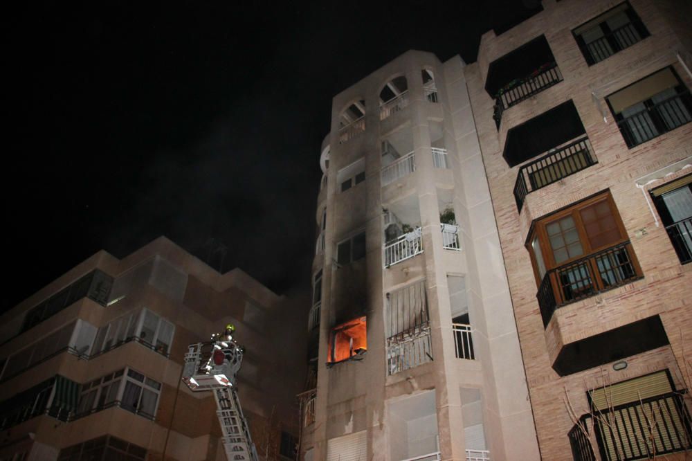 Bomberos de Torrevieja, Almoradí y Orihuela han intervenido para sofocar un incendio que ha obligado a desalojar el edificio de cinco plantas. Algunos vecinos han dejado el inmueble pasando por la azo