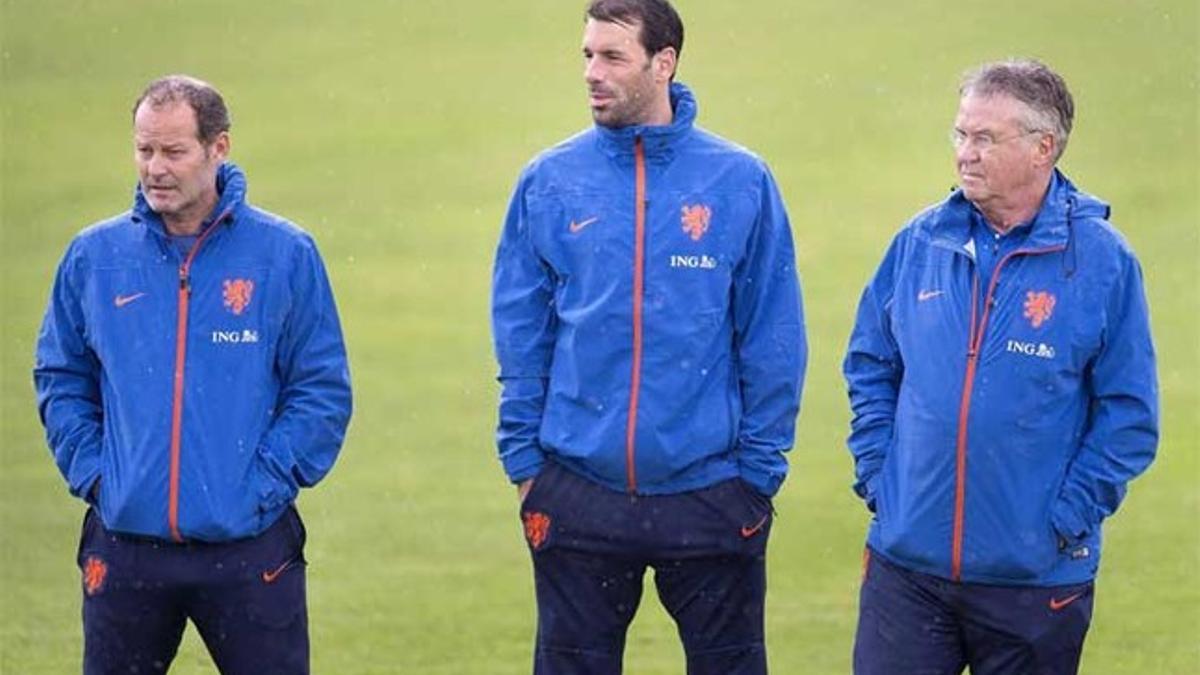 Danny Blind (izquierda) toma el relevo de Guus Hiddink (derecha) al frente de la selección de Holanda