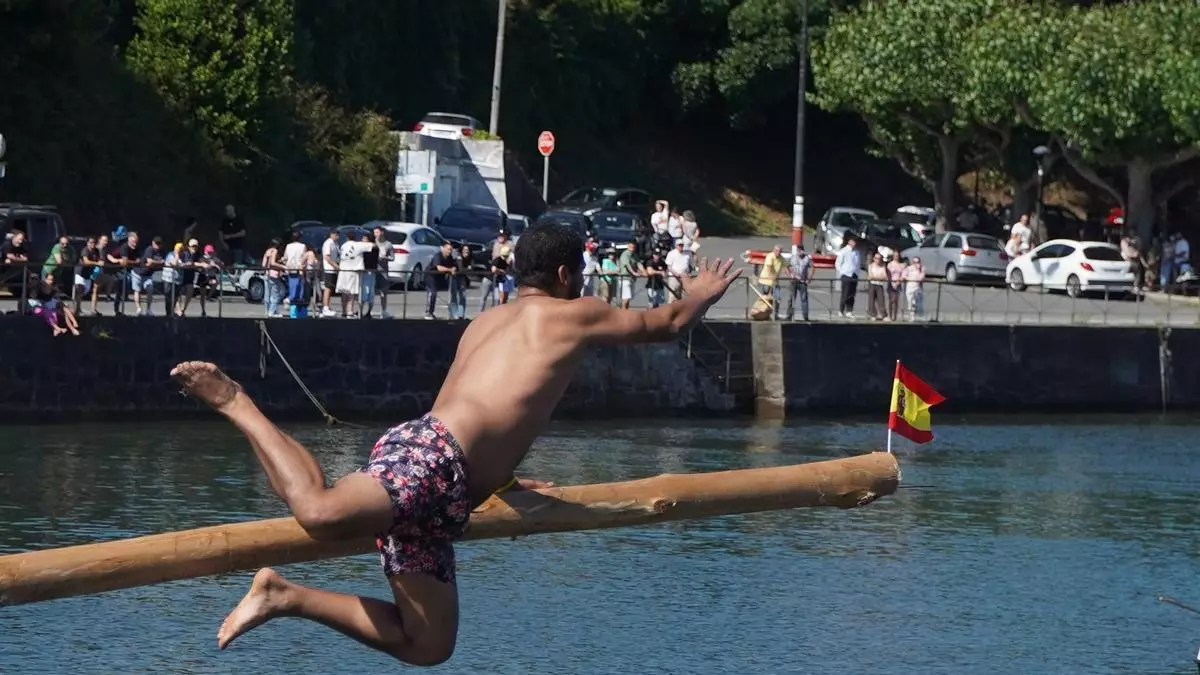 Chapuzón festivo en Miño: la cucaña refresca las fiestas de San Pedro