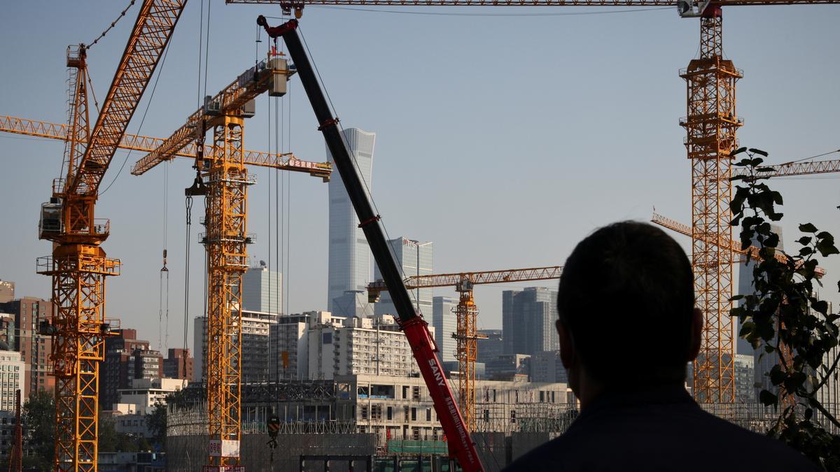 Grúas de construcción en el distrito económico de Pekín.