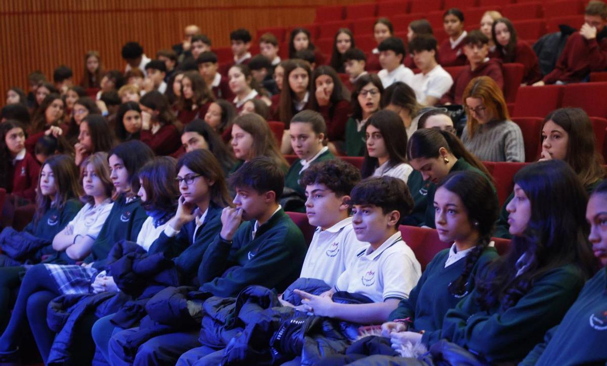 Alumnos de distintos centros educativos de la ciudad, ayer, en el Centro Niemeyer. | MIKI LOPEZ