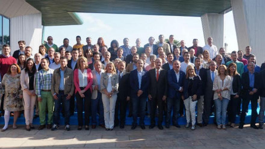 Elías Bendodo junto a los 103 candidatos del PP.