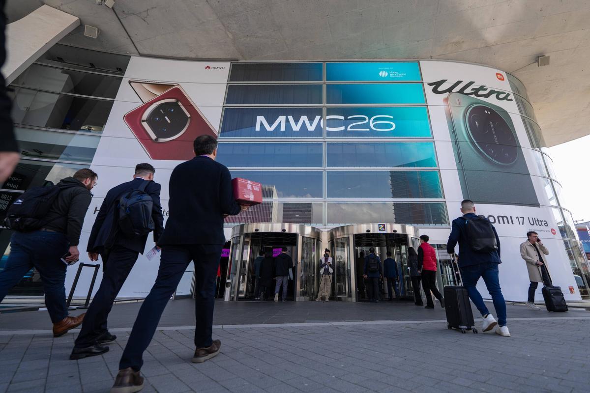 Ambiente el primer dia de el Mobile World Congress 2026 en el recinto de Gran Via de la Fira.