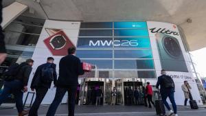 L´Hospitalet de Llobregat. 02/03/2026 Sociedad. Ambiente el primer dia de el Mobile World Congress 2026 en la fira de Hospitalet. Ambiente exterior de la entrada sur de la fira. Foto: Zowy Voeten / El Periódico.. MWC Barcelona