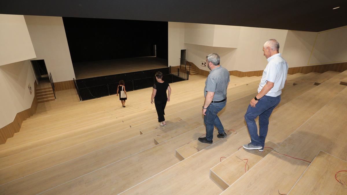 Una visita de la consellera de Cultura al Teatro Chapí de Crevillent aún en obras