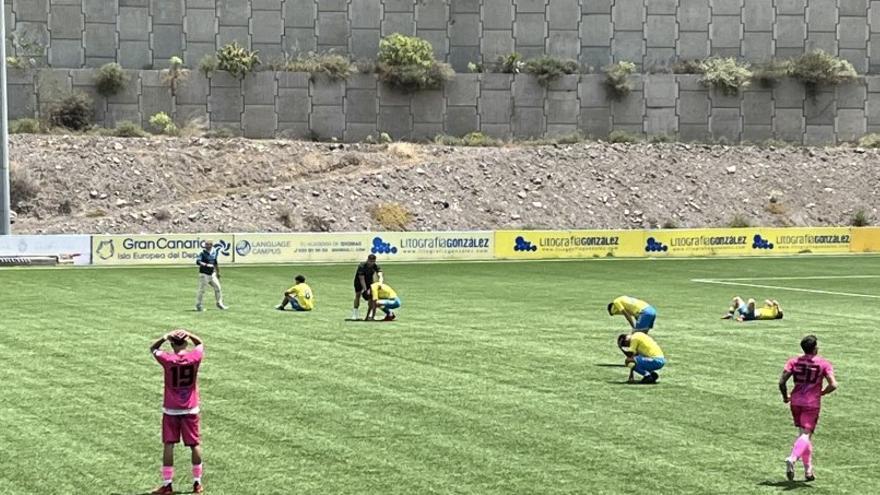 Los jugadores del filial, abatidos, reciben el consuelo de Tino Luis Cabrera.