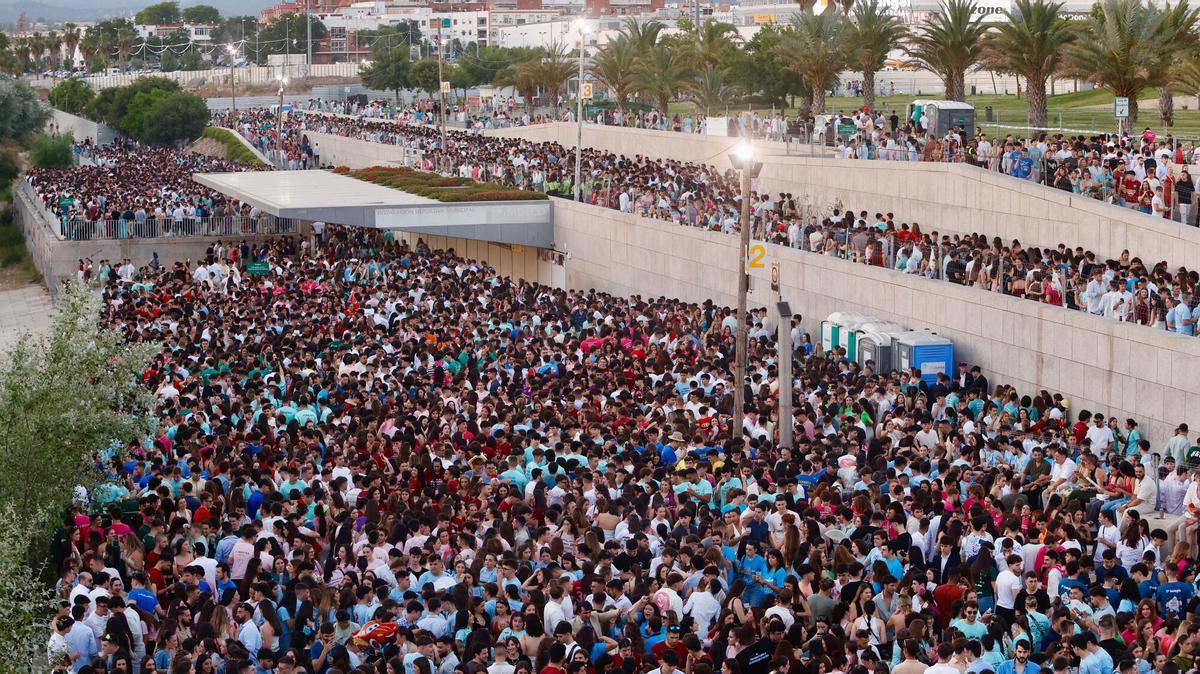 Botellon en el Balcón del Guadalquivir durante la Feria de Nuestra Señora de la Salud.