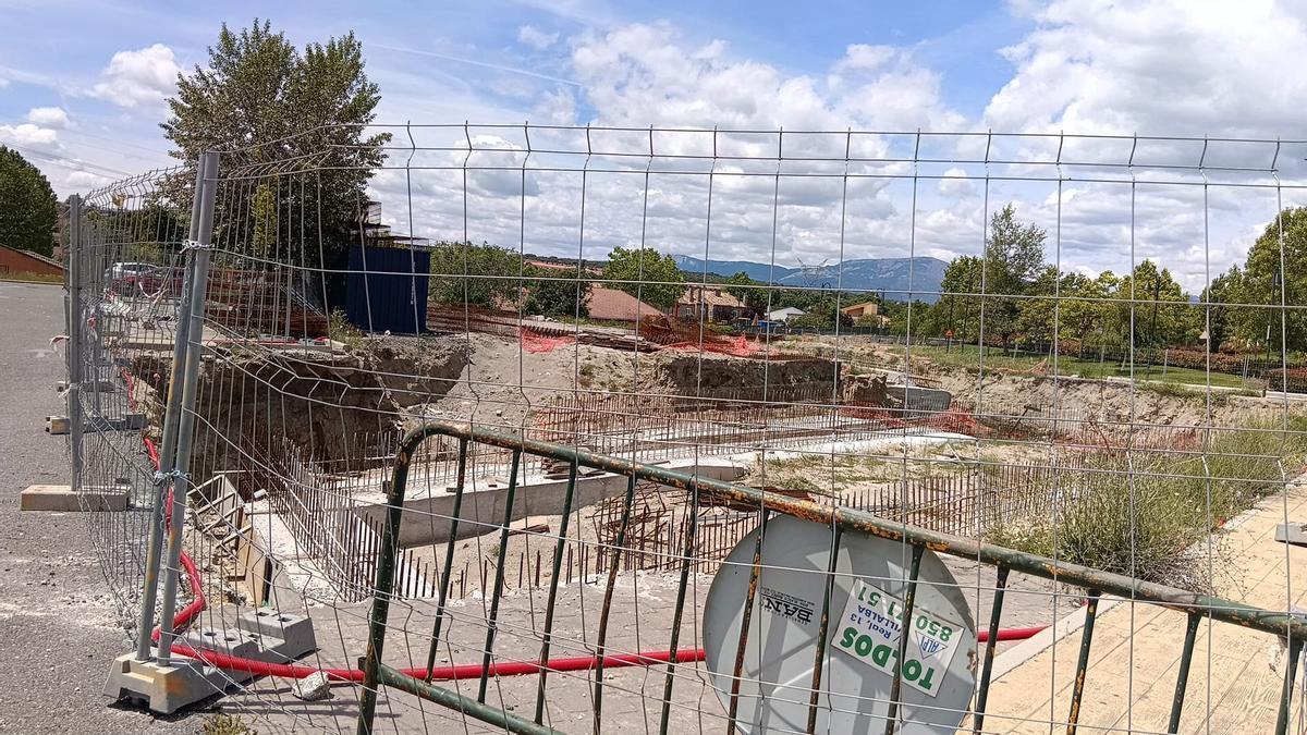 Estado actual de las obras del futuro centro de Servicios Sociales de Galapagar, paralizadas desde noviembre de 2025, según denuncia la coalición Por Galapagar.