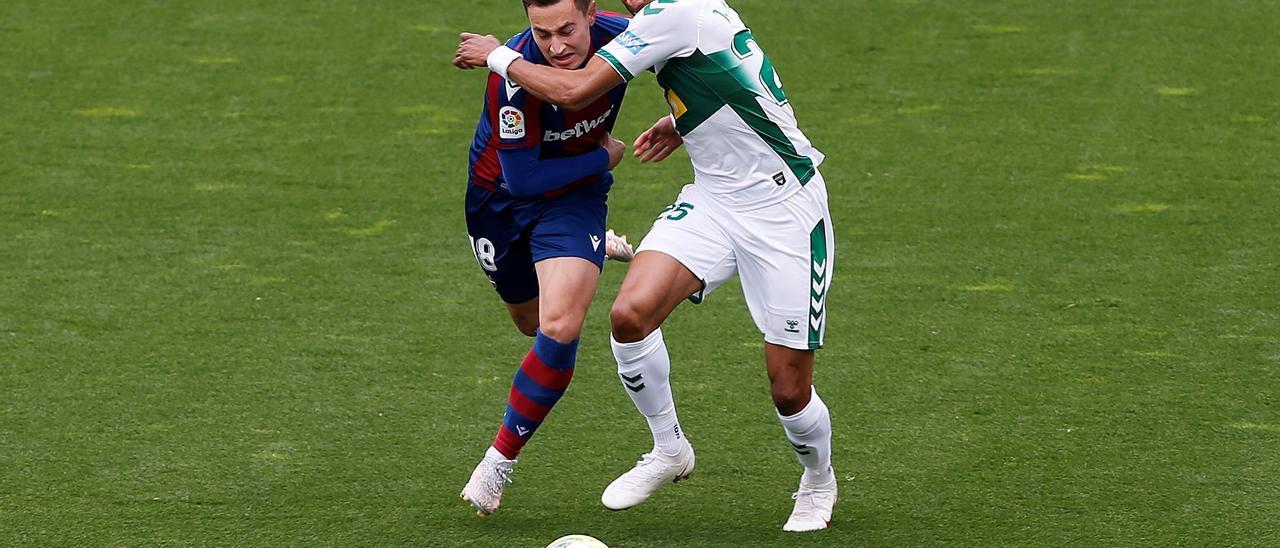 Mojica disputa un balón con un rival durante un partido de esta temporada