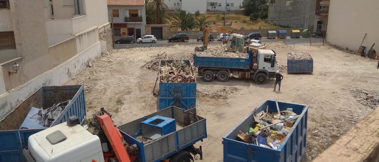 Unas obras en Sant Joan sacan a la luz un proyectil antitanque de la Guerra y otros restos