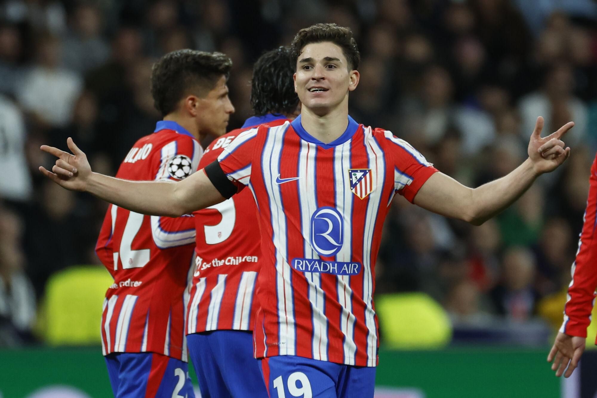 El delantero argentino del Atlético de Madrid Julián Álvarez celebra su gol, primero del equipo rojiblanco, durante el encuentro correspondiente a la ida de los octavos de final de la Liga de Campeones que Real Madrid y Atlético de Madrid disputan en el estadio Santiago Bernabéu, en Madrid. EFE/Juanjo Martín. (Real Madrid) (Atlético Madrid)